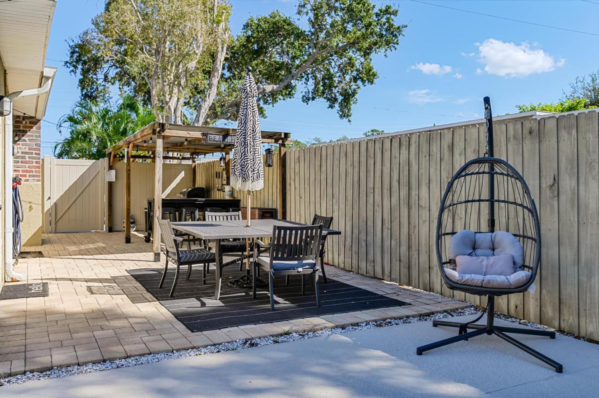 Pool Home Close To The Beach And Downtown Seminole Exterior photo