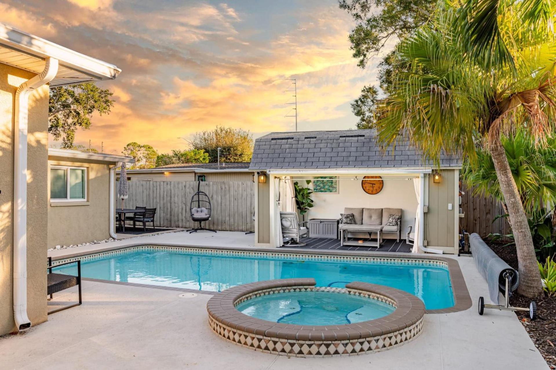 Pool Home Close To The Beach And Downtown Seminole Exterior photo