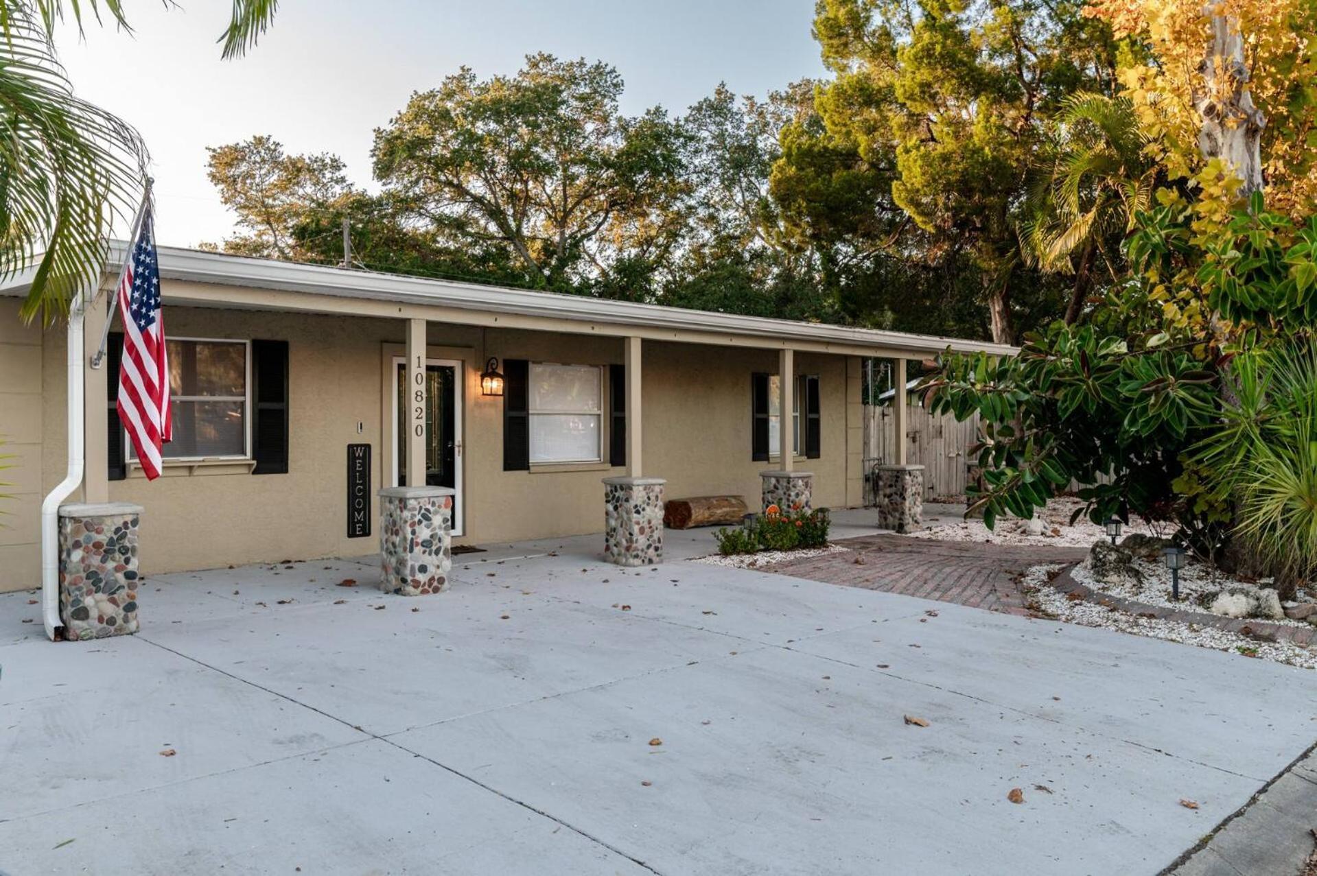 Pool Home Close To The Beach And Downtown Seminole Exterior photo