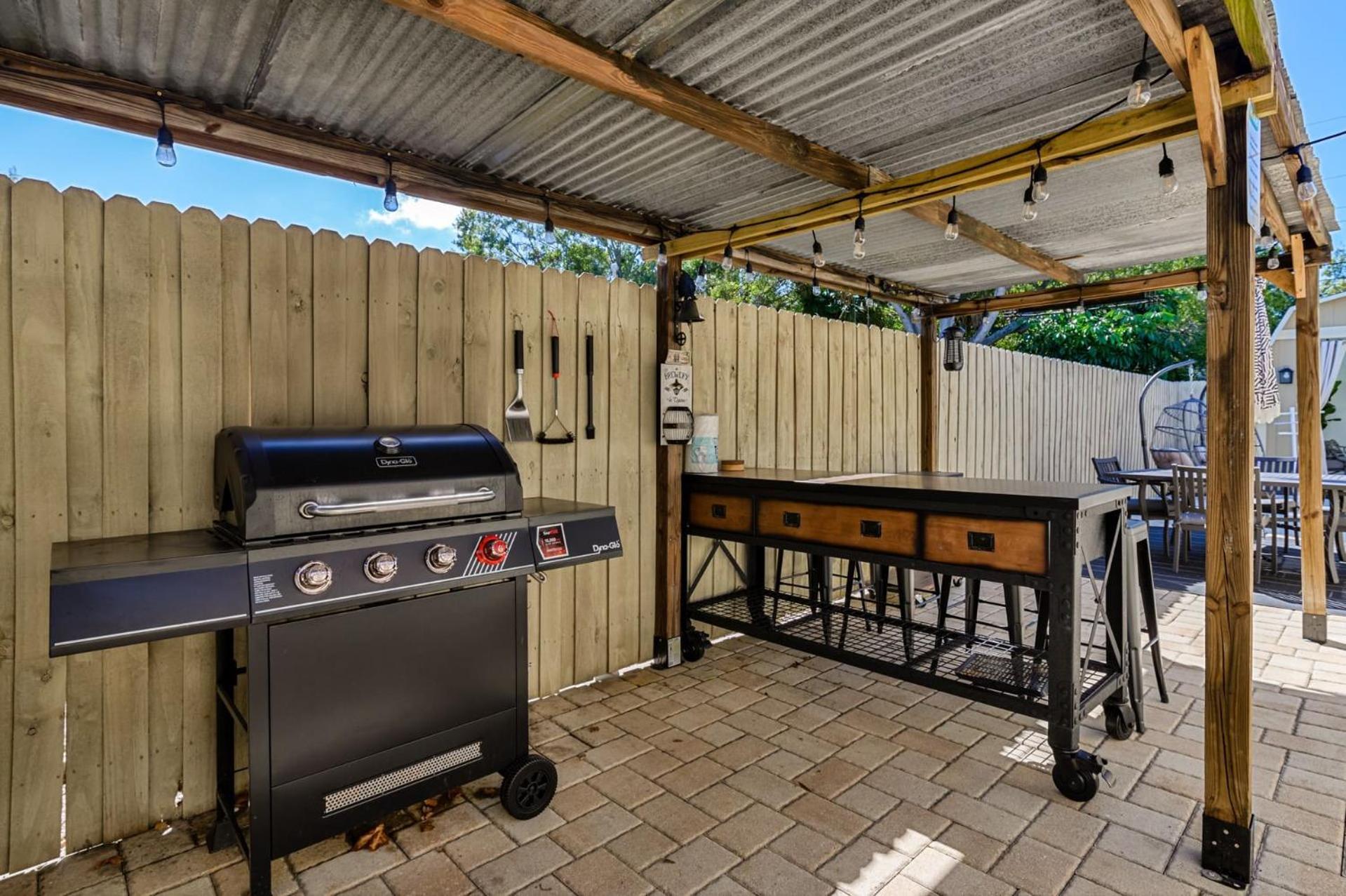 Pool Home Close To The Beach And Downtown Seminole Exterior photo